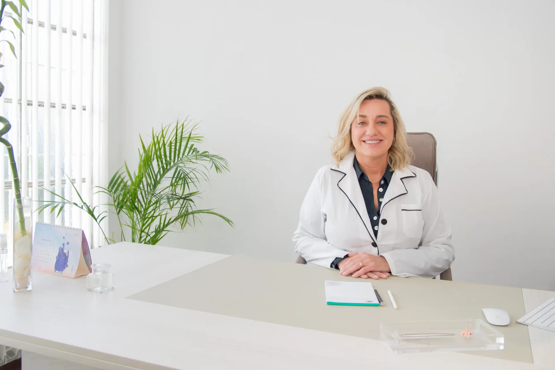 Fraterna comenzó a ofrecer un novedoso tratamiento para la incontinencia urinaria en mujeres con características asombrosas. Es el único centro de salud de Villa María y toda la región capacitado y habilitado para llevar a cabo esta técnica, y uno de los pocos a nivel país. La misma, está a cargo de la doctora María José Gagliesi, titular del centro de salud donde trabaja un equipo multidisciplinario de profesionales quienes abordan la longevidad saludable y diversas formas de mejorar la calidad de vida. “Esto ha llegado para revolucionar el mercado”, afirmó la ginecóloga y obstetra sobre el llamado Sistema Luksenburg. El sistema evita las cirugías, se realiza en media hora y los resultados son casi inmediatos. OTRO TITULO DE CONTEXTO Gagliesi reveló que “un 50% de la población de mujeres tienen pérdida de orina” lo cual se traduce en “baja autoestima, poco bienestar en la vida diaria, y una incapacidad para la vida social y afectiva”. “Una incontinencia de orina puede ser leve, moderado o severa, pero sigue siendo un problema. Y hoy ninguna mujer debería perder orina”, aseveró. También contextualizó que una mujer puede perder orina en cualquier etapa de su vida, más allá de que “es algo muy frecuente de encontrar en la menopausia”. “Es terrible para una mujer esta situación, no es digno, y genera infecciones urinarias recurrentes, con síntomas o asintomáticas”, amplió. Ante este panorama, como profesional se vio movilizada a buscar tratamientos alternativos a los que comúnmente se recurre. “Busqué qué podía ofrecerles a las mujeres con incontinencia porque con los tratamientos convencionales no podía darles respuesta o tenían muchos efectos adversos”, reveló. En ese proceso, encontró el Sistema Luksenburg “que ha llegado para revolucionar el mercado”. La Magister en Longevidad Saludable fue una de las pocas profesionales de Argentina en formarse para hacer esta técnica, lo cual también conllevó una inversión en equipamiento para ofrecer esta novedoso y efectivo tratamiento en Fraterna. RÁPIDO, SEGURO Y EFECTIVO Es un método creado por el Dr. Ariel Luksenburg, ginecólogo y médico estético uruguayo, reconocido internacionalmente por el desarrollo de este método. “La mujer no entra al quirófano, no se coloca anestesia general, sino tópica, no es doloroso”, describió Gagliesi sobre la técnica. En cuanto a sus beneficios, aseguró que “es un tratamiento ambulatorio de media hora, sin cirugía, sin efectos colaterales, que se realiza en media hora”, enfatizó. “Tan así que se puede volver manejando a su casa. Vuelven a su rutina diaria de inmediato. No tienen que hacer reposo, no tienen dolor. A los 4 días vuelven a su vida sexual normal. Y el efecto es inmediato”, agregó. “El Sistema Luksenburg brinda una solución al problema de la incontinencia urinaria en mujeres de forma efectiva”, sentenció. Específicamente sobre el tratamiento, especificó: “se colocan vía vaginal unos hilos que tienen diferentes mayados y generan una maya de tensión para que la uretra, en lugar de moverse, se apoye sobre ese mayado y haga el efecto del ángulo que se pierde entre la vejiga y la uretra y que provoca la incontinencia”. “Normalmente la mujer inmediatamente empieza a no tener pérdida de orina, pero nosotros les decimos que a los 30 días es donde se ve el resultado final”, explicó. “Inclusive vemos pacientes que vienen de técnicas anteriores que han tenido la colocación de Slim o una maya o cirugía anterior, más invasivo y que no les ha dado resultados”, aseveró. “Somos pocas personas que hemos hecho la formación en Argentina con él. La idea es brindarles esto a las pacientes porque realmente es sorprendente el cambio que tienen”, insistió.