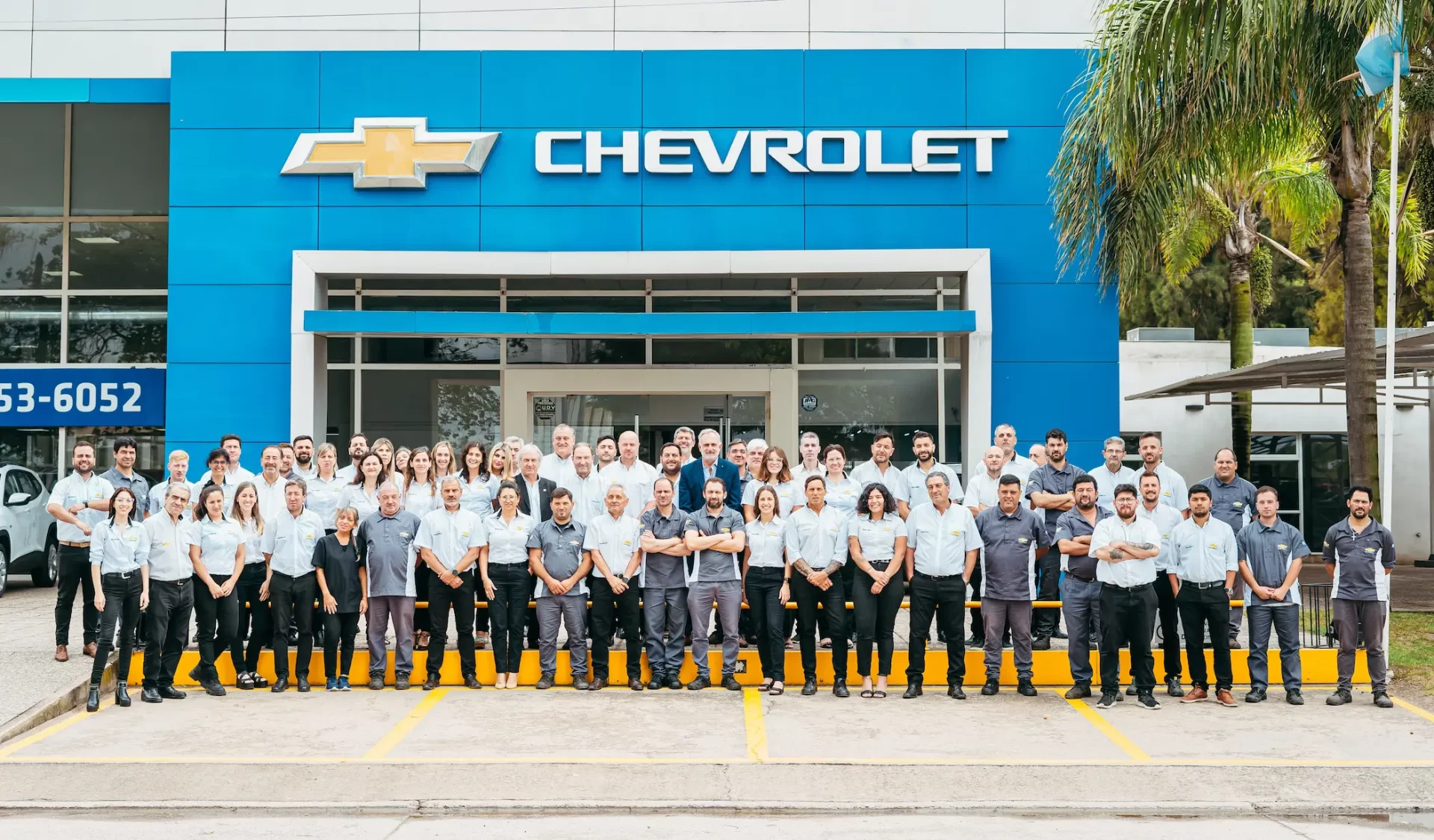 Ramonda-Motors Ramonda Motors lanzó una promoción imperdible para quienes se suscriban al Plan de Ahorro para adquirir su próximo Chevrolet. Descuentos, regalos y beneficios, son algunas de las ventajas que ofrece la firma para quienes aprovechen la oportunidad. Una firma con historia Ramonda Motors SA es el concesionario oficial que representa a General Motors y que comercializa sus productos Chevrolet en la casa central ubicada en Villa María y su sucursal en Marcos Juárez. La historia de la marca y Ramonda están íntimamente ligadas desde abril de 1960, cuando se firmó el primer contrato de concesión de la marca. Era la época en que su casa central estaba ubicada en la esquina de las calles Entre Ríos y San Martín; y que con el paso de los años terminó mudándose en el domicilio actual de Avenida Presidente Perón 2289, Villa María. A fines de la década del ´70 y como consecuencia de la alta inflación del país y la ausencia de financiación por parte de los bancos, nació el sistema de pago en cuotas para la compra de bienes durables como casas, autos, electrodomésticos, etc. Es también en éstos años en que se comenzó a comercializar el Plan Chevrolet en la ciudad y la región de la mano de RAMONDA MOTORS. La forma más conveniente de comprar un auto ¿Qué es un Plan de Ahorros? Es un sistema con un fin determinado, en el cual un grupo limitado de personas (suscriptores) realiza un aporte mensual (cuota) en un grupo cerrado de ahorro, con el fin de adquirir un vehículo 0km. Desde la empresa afirman que es la forma más conveniente de comprar un vehículo porque el cliente solo paga el valor neto del auto, tomando como referencia el precio de venta oficial del mismo y sin distorsiones. Este sistema se rige bajo tres principios fundamentales, que son: autofinanciación, equidad y protección legal. El pago mensual de las cuotas dentro de cada grupo de ahorro contribuye a que se adjudiquen los vehículos para su posterior entrega; todos los suscriptores son iguales dentro de cada grupo y cada uno de ellos retirará su vehículo, cumpliendo con las prerrogativas de adjudicación respectiva, y – todo lo detallado – con el respaldo de ser regulado por Inspección General de Justicia de la Nación (IGJ), lo cual otorga seguridad jurídica por todo acto realizado dentro del sistema de ahorros. ¿Cómo se retiran los autos? Todos los meses, a través de un Acto de Adjudicación y bajo la modalidad de: sorteo, licitación o entrega pactada administrativa. El sorteo se realiza ante Escribano Público y se colocan en un bolillero una bolilla por cada cliente suscriptor, se saca una bolilla y se arma un listado por orden, comenzando a partir de dicho primer extracto. Pueden ganar el sorteo todos aquellos clientes que estén al día con el pago de la última cuota y que no hayan resultado adjudicados en actos anteriores. Una licitación es una oferta de adelanto de dinero a criterio de cada adherente, según tipo de plan previamente suscripto, y que podrá ser ganada por quien ofrezca mayor cantidad de dinero, estando al día con el pago de las cuotas y quien aún no haya retirado su vehículo. Y, por último, la Entrega Pactada Programada Administrativa es una modalidad de adjudicación propia a través de la cual el cliente conviene y elige en qué momento retirar el vehículo a través de una determinada integración de cuotas por licitación, con los beneficios propios del sistema, así como también con bonificaciones y regalos de la concesionaria. Beneficios ¿Cuáles son los beneficios del Plan de Ahorros? Desde Ramonda Motors detallaron uno por uno las ventajas y beneficios de esta modalidad. • Oportunidad de Ahorro: posibilidad de poder retirar un vehículo 0km a través de la generación de una conducta de ahorro, permitiendo la renovación de los modelos, mantiene actualizado el monto ahorrado y brinda seguridad en el destino de los fondos, por cuanto está regulado por IGJ. • Composición de la Cuota: capacidad de ahorro con una cuota relativamente baja, que genera tranquilidad y confianza. • Flexibilidad: posibilidad de adelantar cuotas, posibilidad de transferir el plan, alternativas de cambios de modelo. • Débito Automático con Tarjeta de Crédito: ahorra tiempo y trámites a los clientes, permite y facilita el pago en término de las cuotas, asegura la posibilidad de licitar, participa de sorteos y beneficios adicionales según políticas, mejor control de los pagos, evita gastos por mora. • Scoring: todos los contratos de Plan de Ahorros emitidos por Ramonda Motors SA son monitoreados bajo el sistema de Scoring, a través del cual se controla la calidad de las solicitudes de adhesión, permitiendo así evacuar dudas y generando confianza, con el fin de fidelizar a nuestros clientes. -¿Qué demora tiene la entrega de un vehículo 0km? “La demora legal de entrega de un vehículo por plan de ahorros es dentro de los 50 días hábiles desde que se pide el mismo. En lo que va del año llevamos entregadas 220 unidades y estimamos culminar el mismo con alrededor de 240/250 entregas”, explicaron desde la firma. Promo Navidad en Ramonda Motors Ramonda Motors se encuentra actualmente ofreciendo beneficios exclusivos para la época navideña. La “Promo Navideña” tiene grandes beneficios para quienes quieran comprar su Chevrolet: • Descuentos en gastos de retiro • La primera cuota de regalo • Polarizado de regalo • Camiseta Original de la Selección Argentina de regalo