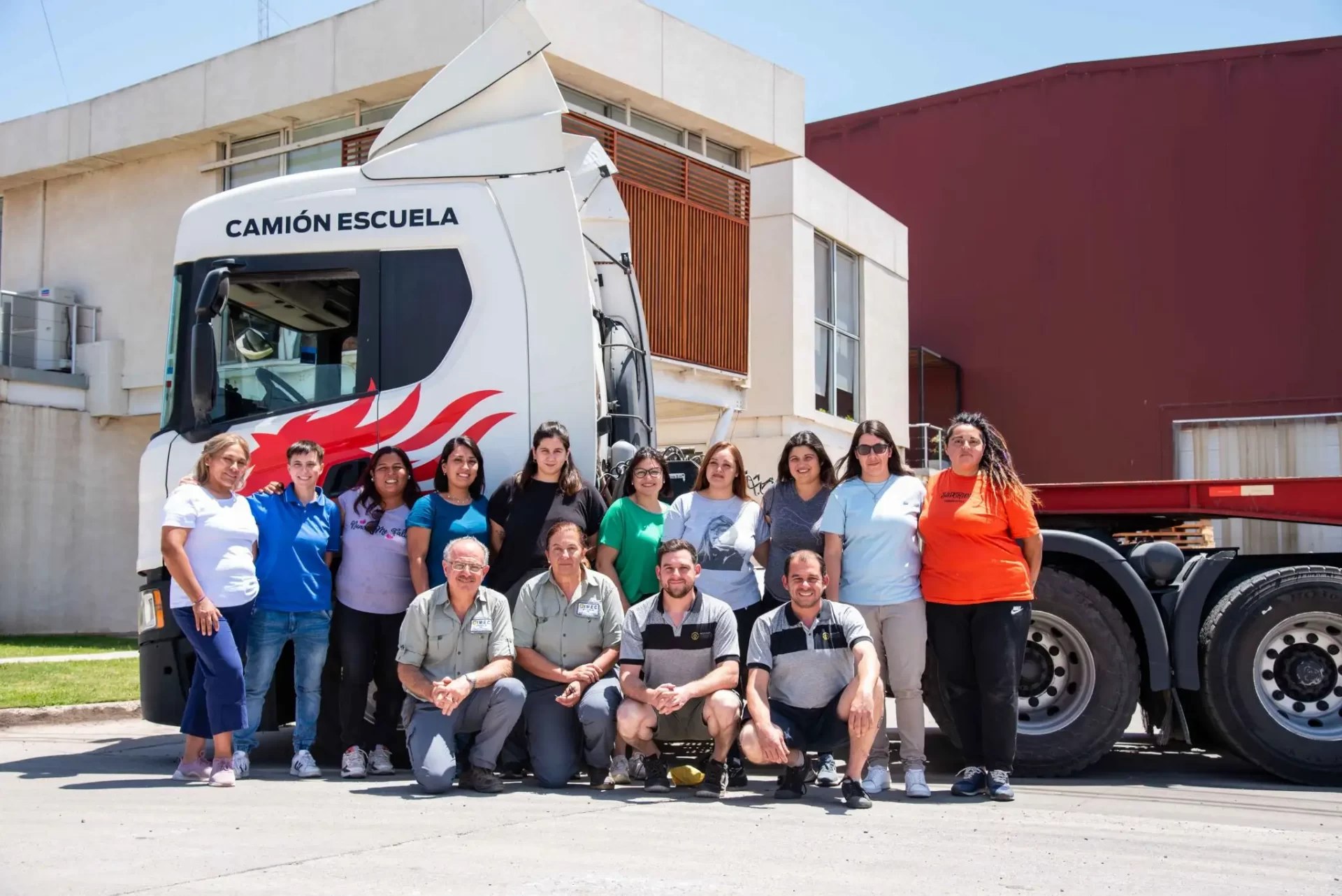 Mujeres al volante de camiones: 10 nuevas profesionales en la industria del transporte
