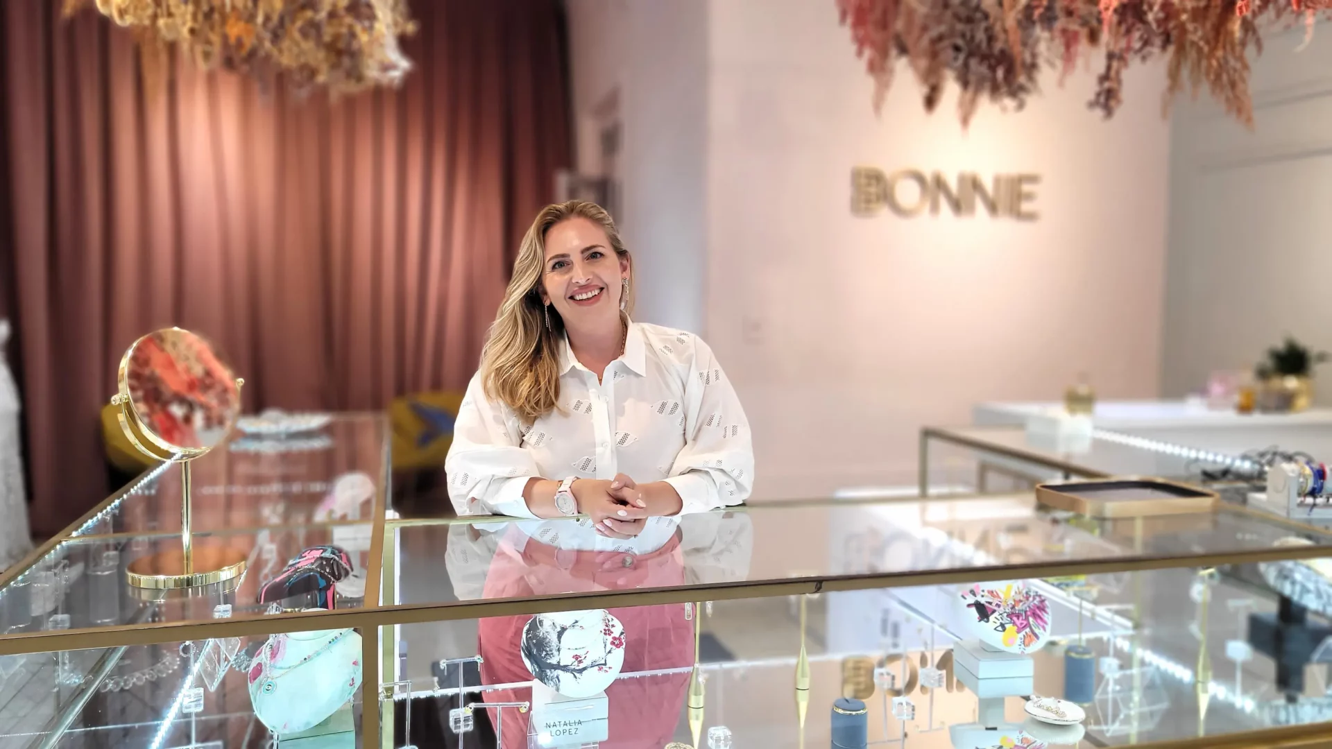 De seis aritos en una caja, a una marca de joyas reconocida en todo el país