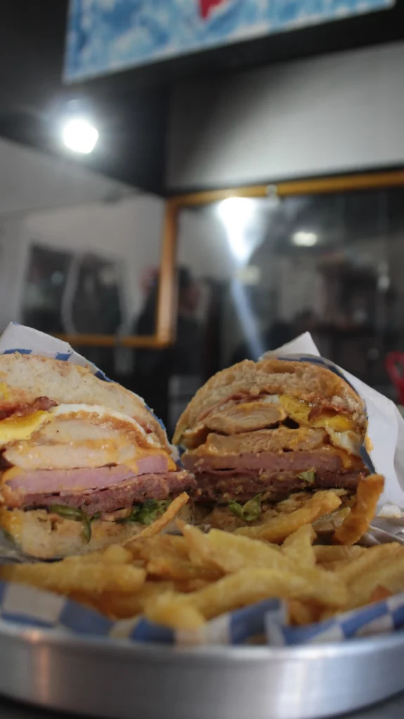 Randy y José conquistan Villa María con sabores de Venezuela
