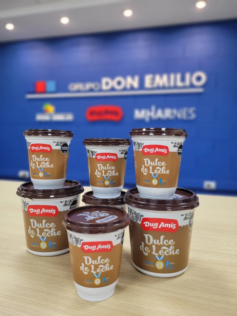 La empresa familiar, con sede en Villa María y fábrica en la localidad de Ana Zumarán, se destaca por controlar toda la cadena productiva.
La leche que se utiliza para la producción del Dulce de Leche (y variedades de quesos, crema y untable) la obtienen de su propio tambo, Mharnes, ubicado en Villa María, uno de los más robotizados de Sudamérica y en donde aplican prácticas innovadoras, sustentables y de bienestar animal que los han llevado a obtener reconocimientos internacionales.
Duy Amis vuelve a consagrarse como el mejor dulce de leche del país