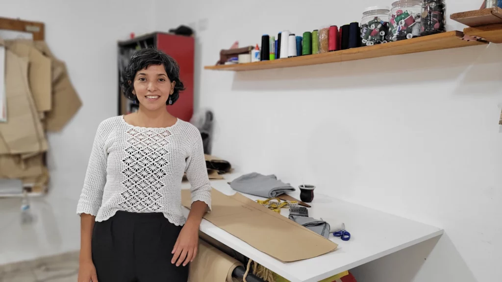 Violáceo: un espacio para crear, compartir y mantener vivo el oficio de la costura
