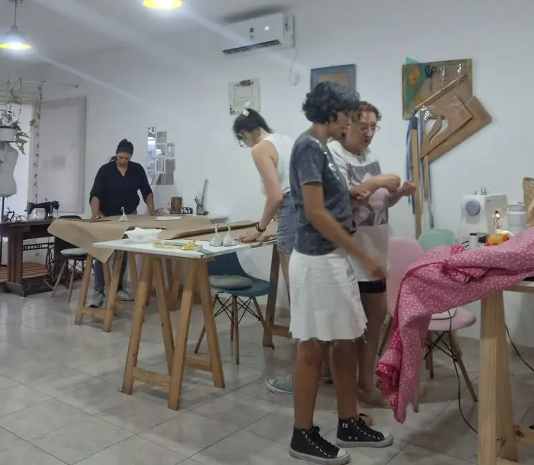 Violáceo: un espacio para crear, compartir y mantener vivo el oficio de la costura