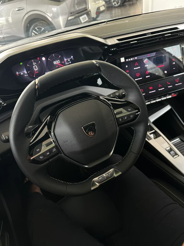 Le Parc suma un modelo de alta gama al mercado local con el nuevo Peugeot 408