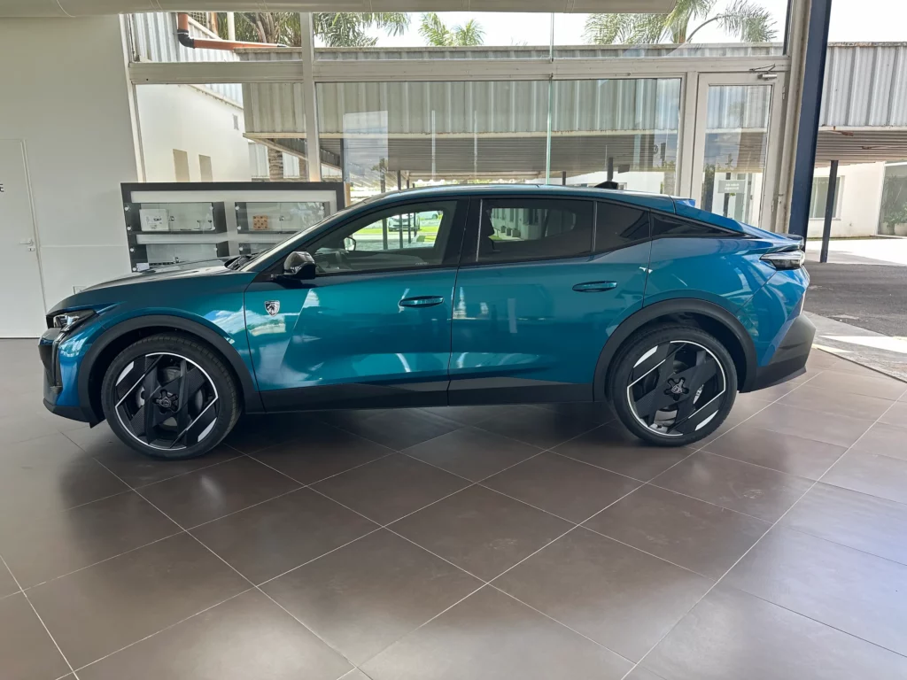 Le Parc suma un modelo de alta gama al mercado local con el nuevo Peugeot 408