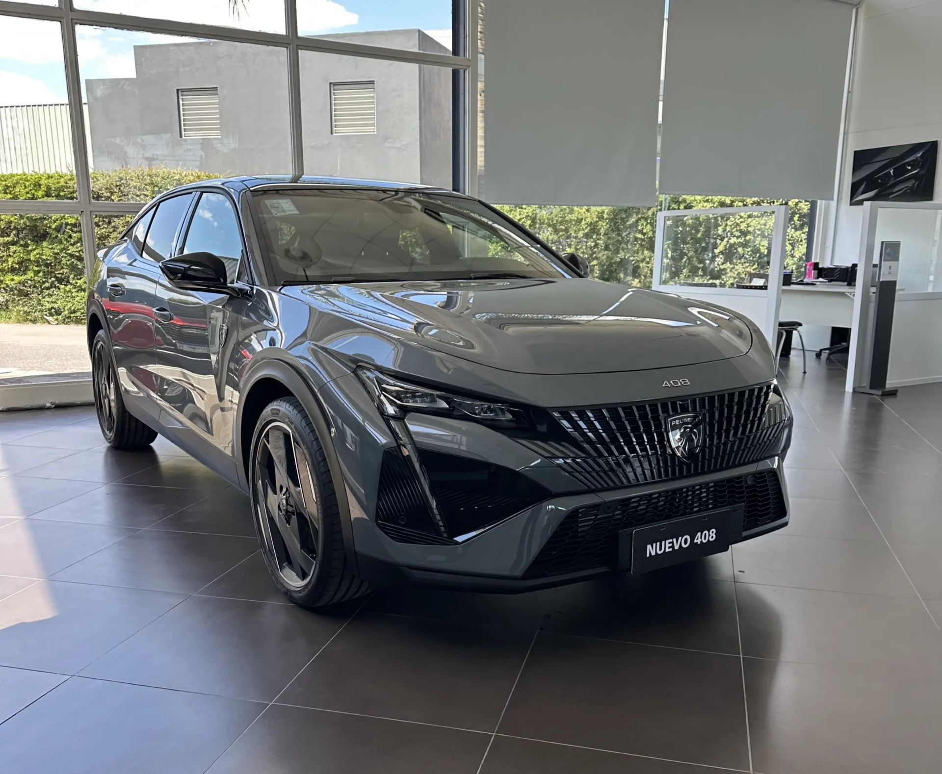 Le Parc suma un modelo de alta gama al mercado local con el nuevo Peugeot 408