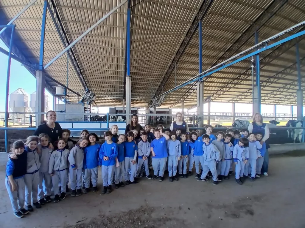 El tambo Grupo Mharnes fortaleció el vínculo entre educación y producción lechera con unos 1500 visitantes