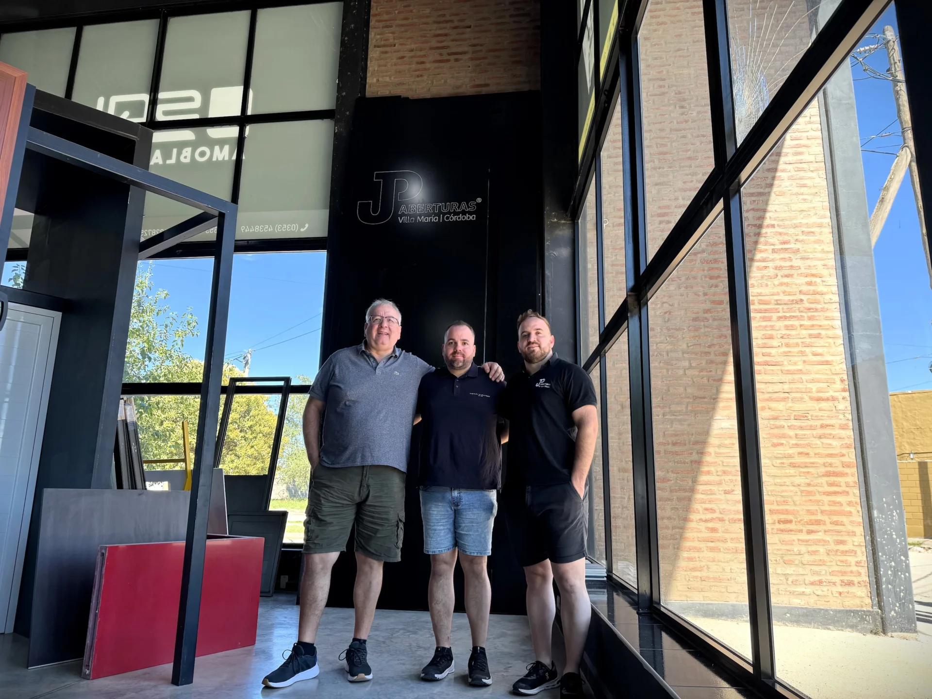 Innovación, ingeniería y diseño: JP Aberturas creó la puerta más grande del país