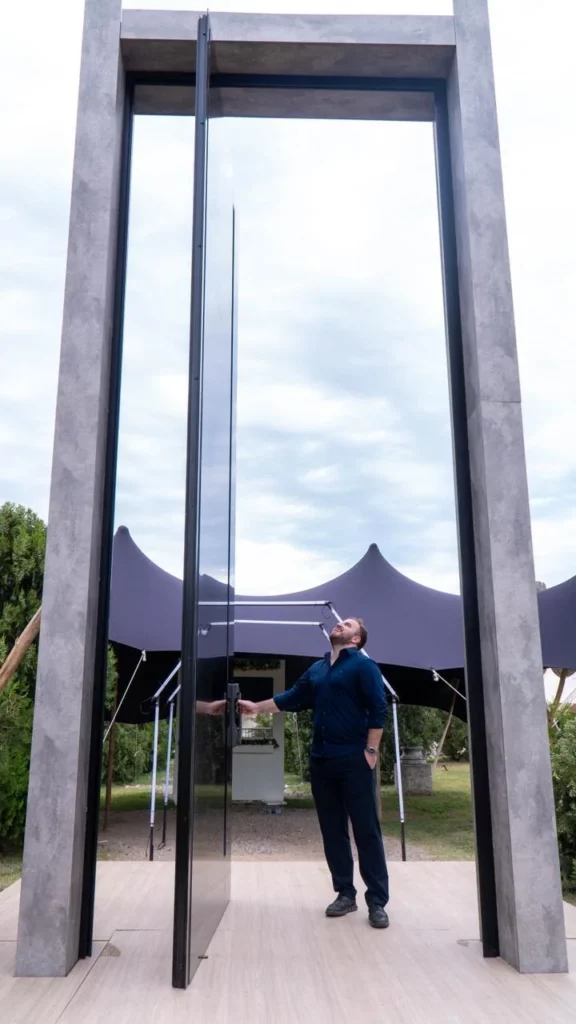 Innovación, ingeniería y diseño: JP Aberturas creó la puerta más grande del país
