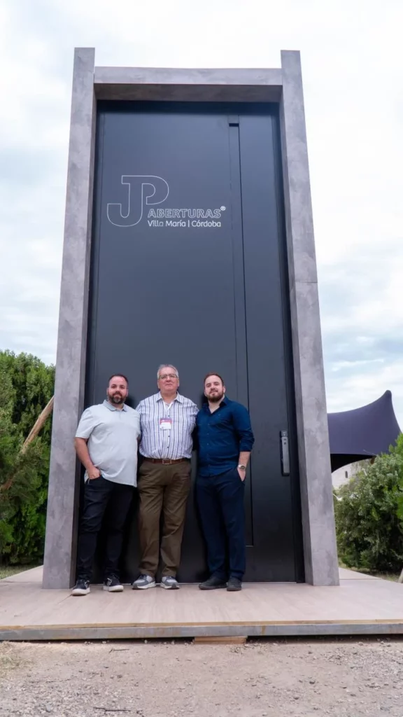 Innovación, ingeniería y diseño: JP Aberturas creó la puerta más grande del país