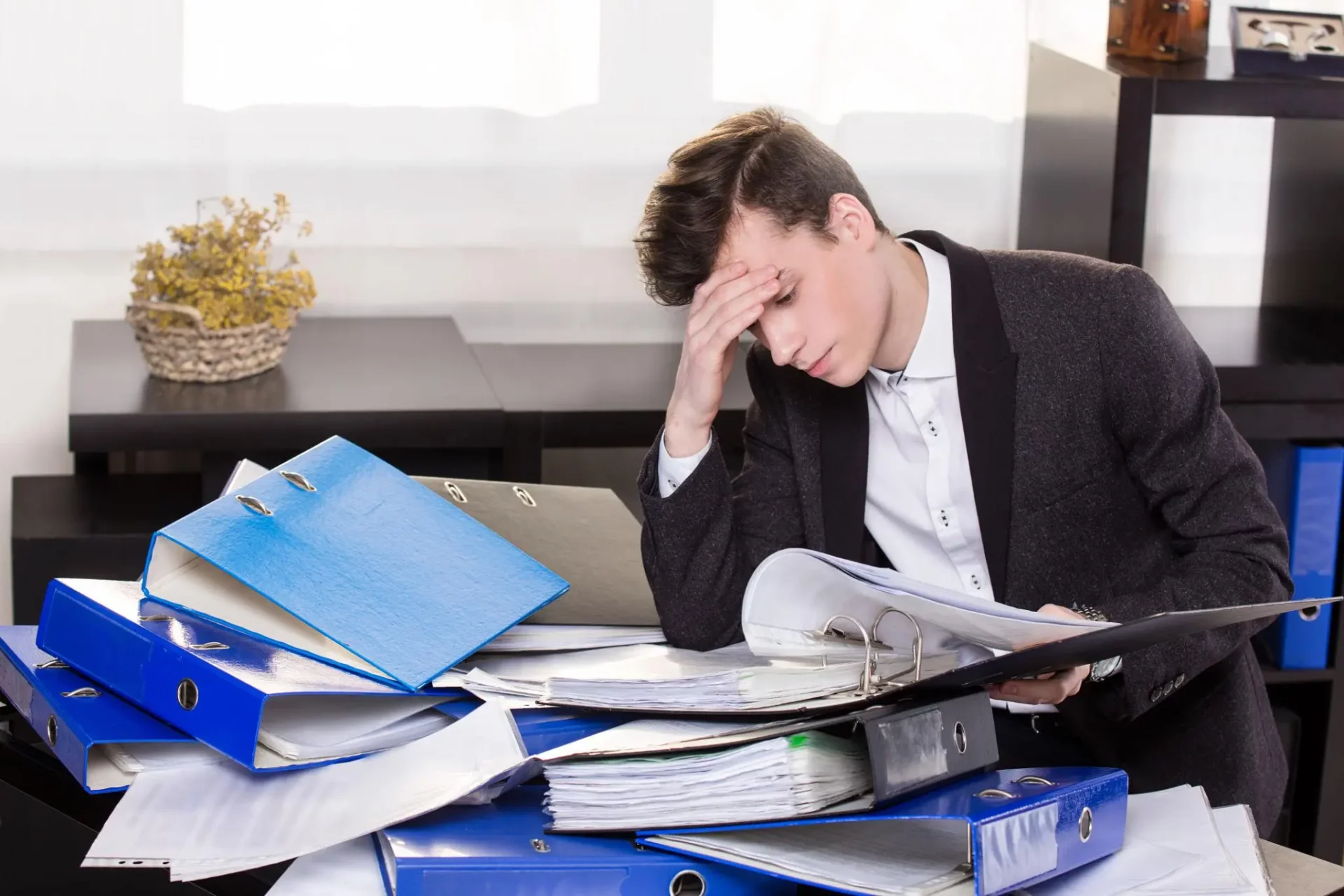 ¿Por qué algunas empresas crecen y otras quedan atrapadas en el día a día? Si para que la empresa funcione usted debe estar presente en cada decisión, probablemente el negocio haya crecido más rápido que su organización. Escribe: Alfredo Koncurat Paradójicamente, el crecimiento no siempre trae tranquilidad. Al aumentar el volumen de operaciones, suelen multiplicarse los errores, los reclamos y los conflictos internos. Es la típica trampa del crecimiento: 