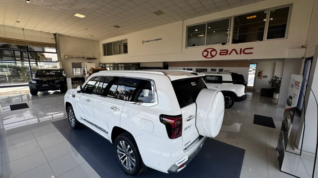 Veneranda Baic acelera su crecimiento con la X55 híbrida, más modelos y plan de ahorro