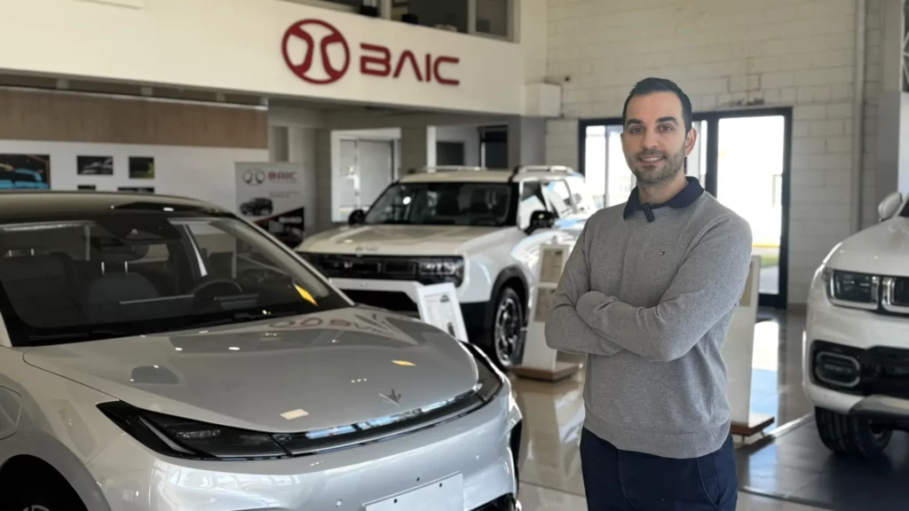 Veneranda Baic acelera su crecimiento con la X55 híbrida, más modelos y plan de ahorro