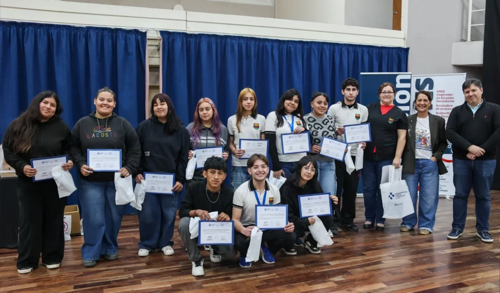 EMES premió tres proyectos creados por estudiantes secundarios de la región